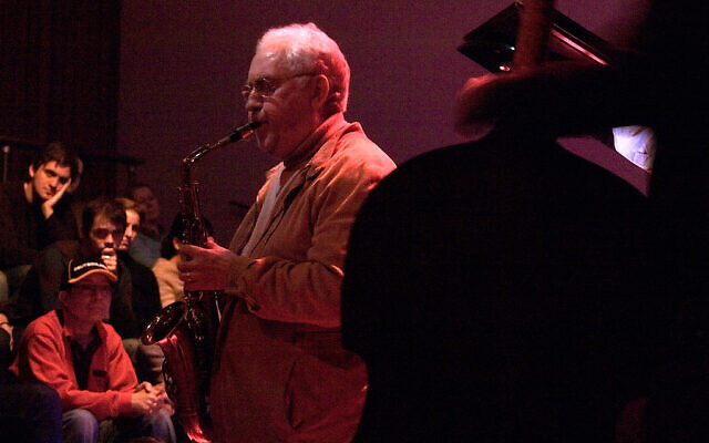 Lee Konitz, en 2007. (Crédit : Hans Peter Schaefer, http://www.reserv-a-rt.de / CC BY 3.0) Lee Konitz, en 2007. (Crédit : Hans Peter Schaefer, http://www.reserv-a-rt.de / CC BY 3.0)
