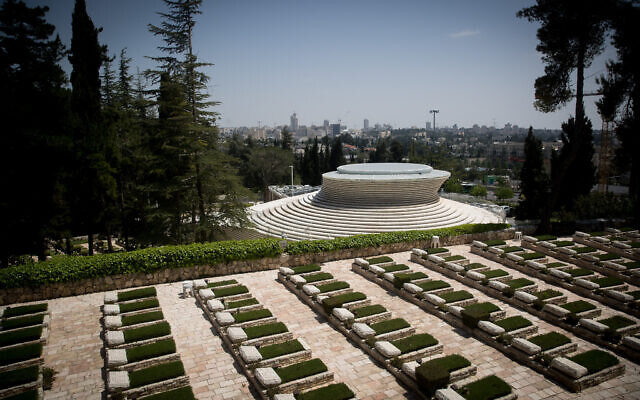 Vue du cimetière militaire et du Mémorial national du mont Herzl à Jérusalem, le 20 avril 2020. (Yonatan Sindel / Flash90) Vue du cimetière militaire et du Mémorial national du mont Herzl à Jérusalem, le 20 avril 2020. (Yonatan Sindel / Flash90)