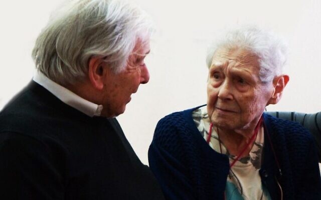 Frida Wattenberg et son demi-frère Charles Smiétanski, né du même père, à leur rencontre en fin 2018.
(Crédit : Mémorial de la Shoah)