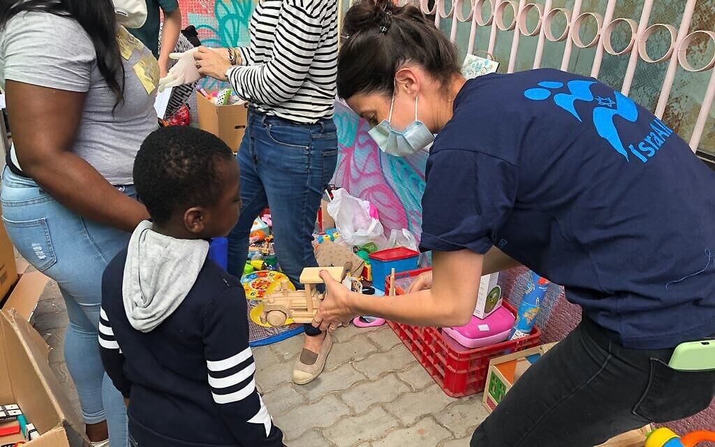 La campagne d’IsraAID à destination de la communauté de demandeurs d'asile et de travailleurs migrants du sud de Tel Aviv, en avril 2020, particulièrement vulnérable face à l’épidémie de coronavirus et aux mesures imposées dans la lutte contre le virus. (Crédit : Molly Bernstein / IsraAID)