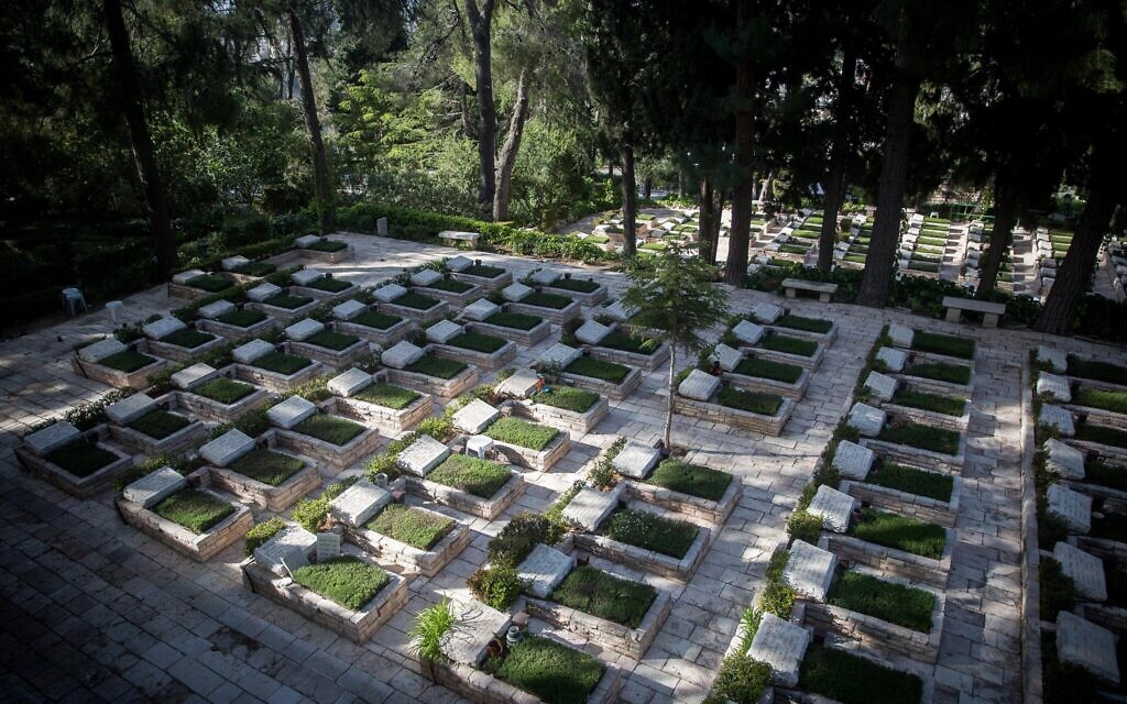 Le cimetière militaire du mont Herzl à Jérusalem, le 22 avril 2020. (Yonatan Sindel / Flash90)