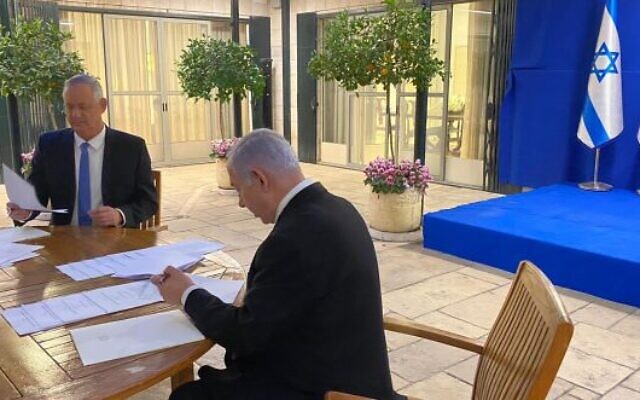 Le leader de Kakhol lavan Benny Gantz, (à gauche), et le Premier ministre Benjamin Netanyahu se rencontrent à Jérusalem, le 20 avril 2020. (Crédit : autorisation) Le leader de Kakhol lavan Benny Gantz, (à gauche), et le Premier ministre Benjamin Netanyahu se rencontrent à Jérusalem, le 20 avril 2020. (Crédit : autorisation)