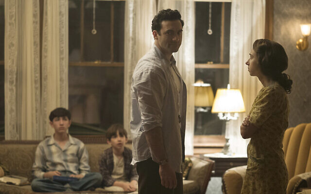 Morgan Spector, au centre, dans le rôle de Herman Levin et Zoe Kazan, à droite, dans le rôle de Bess Levin dans la série de HBO "The Plot Against America." (Crédit : Michele K. Short/HBO) Morgan Spector, au centre, dans le rôle de Herman Levin et Zoe Kazan, à droite, dans le rôle de Bess Levin dans la série de HBO "The Plot Against America." (Crédit : Michele K. Short/HBO)