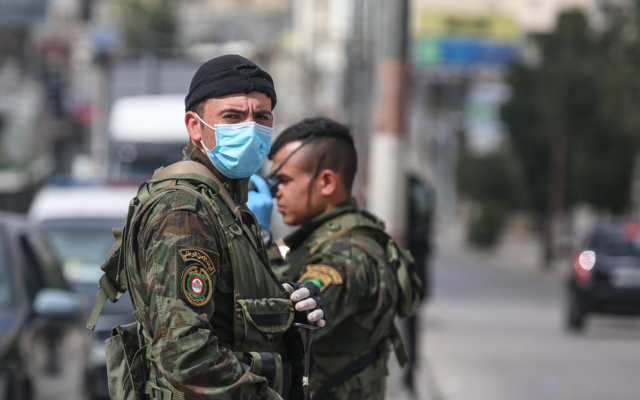 Les membres des forces de sécurité de l'Autorité palestinienne patrouillent dans le village de Beitunia, dans le centre de la Cisjordanie, le 6 avril 2020 (Crédit : Wafa) Les membres des forces de sécurité de l'Autorité palestinienne patrouillent dans le village de Beitunia, dans le centre de la Cisjordanie, le 6 avril 2020 (Crédit : Wafa)