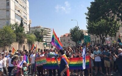 Des manifestants pour les droits LGBT à Jérusalem, le 22 juillet 2018 (Crédit : Page Facebook Aguda)