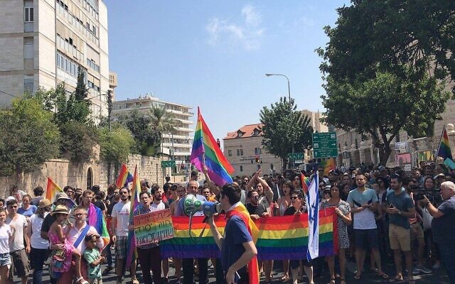 Des manifestants pour les droits LGBT à Jérusalem, le 22 juillet 2018 (Crédit : Page Facebook Aguda)