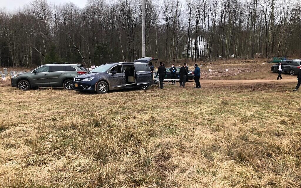 Les membres de Chesed Shel Emes, une société d'inhumation basée à Brooklyn, transportent un corps pour l'enterrer dans le cimetière qu'elle gère à Woodridge, New York. (Crédit : Rabbi Mayer Berger/ via JTA) Les membres de Chesed Shel Emes, une société d'inhumation basée à Brooklyn, transportent un corps pour l'enterrer dans le cimetière qu'elle gère à Woodridge, New York. (Crédit : Rabbi Mayer Berger/ via JTA)