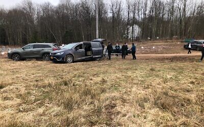 Les membres de Chesed Shel Emes, une société d'inhumation basée à Brooklyn, transportent un corps pour l'enterrer dans le cimetière qu'elle gère à Woodridge, New York. (Crédit : Rabbi Mayer Berger/ via JTA)