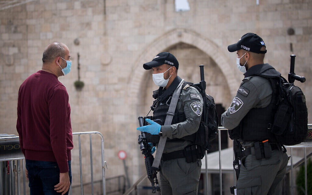 Des agents de la police des frontières israéliennes parlent avec un homme à la porte de Damas dans la Vieille Ville de Jérusalem lors du 1er jour du Ramadan, le 24 avril 2020 (Crédit : Yonatan Sindel/Flash90/ via JTA) Des agents de la police des frontières israéliennes parlent avec un homme à la porte de Damas dans la Vieille Ville de Jérusalem lors du 1er jour du Ramadan, le 24 avril 2020 (Crédit : Yonatan Sindel/Flash90/ via JTA)