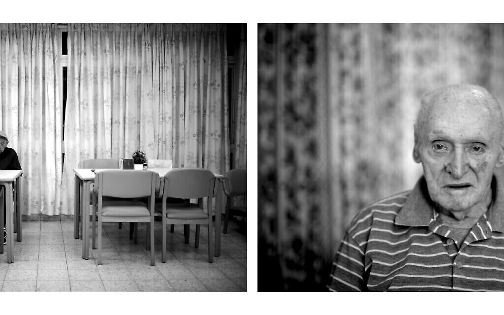 A gauche : Israel Shiner, 82 ans, né en Ukraine, dans la salle à manger de l'auberge, en 2020. A droite : Arieh Bleier, 80 ans, né en Hongrie, dans la salle à manger de l'auberge, en 2010. ￼Bleier a survécu au camp de concentration de Mauthausen en ￼Autriche. Ses parents et son frère ont été assassinés à Auschwitz. (Crédit : Gili Yaari)