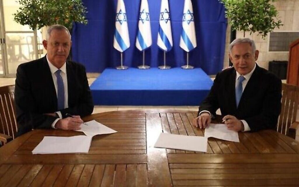 Benny Gantz (à gauche), le dirigeant de Kakhol lavan, et Benjamin Netanyahu, le Premier ministre, signent leur accord de gouvernement d'union, le 20 avril 2020. (Crédit : GPO) Benny Gantz (à gauche), le dirigeant de Kakhol lavan, et Benjamin Netanyahu, le Premier ministre, signent leur accord de gouvernement d'union, le 20 avril 2020. (Crédit : GPO)