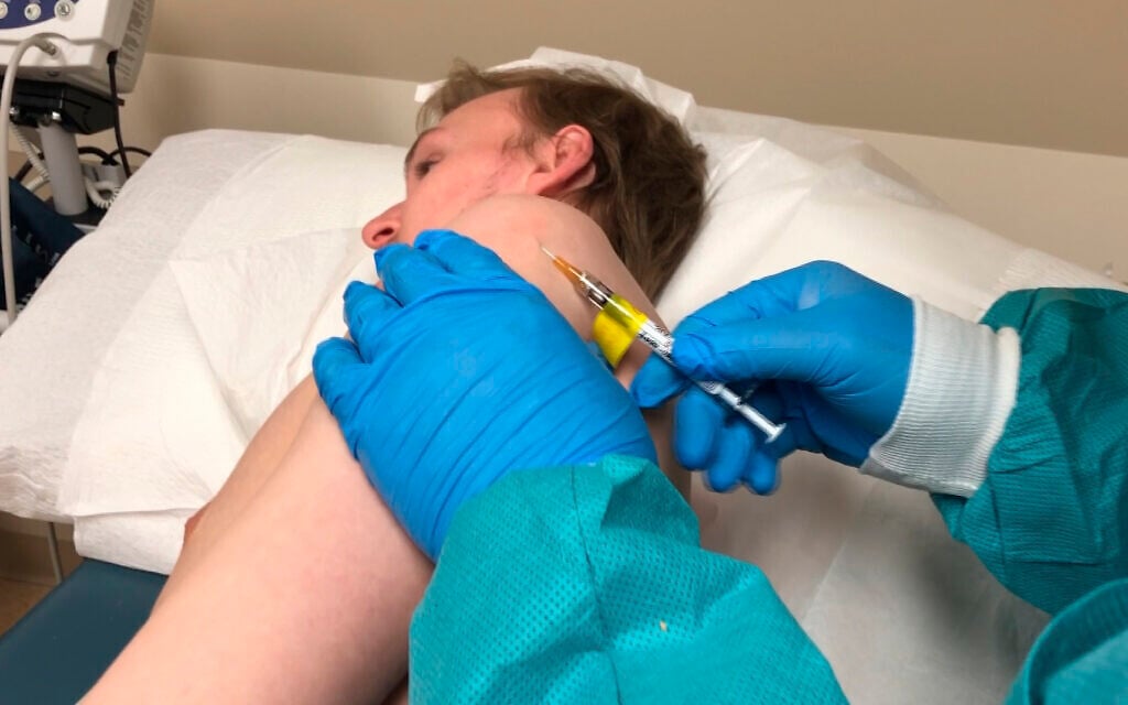 Un participant à un essai de vaccin anti-coronavirus reçoit une injection à Kansas City, dans le Missouri, le 8 avril 2020 (Crédit : Center for Pharmaceutical Research via AP)