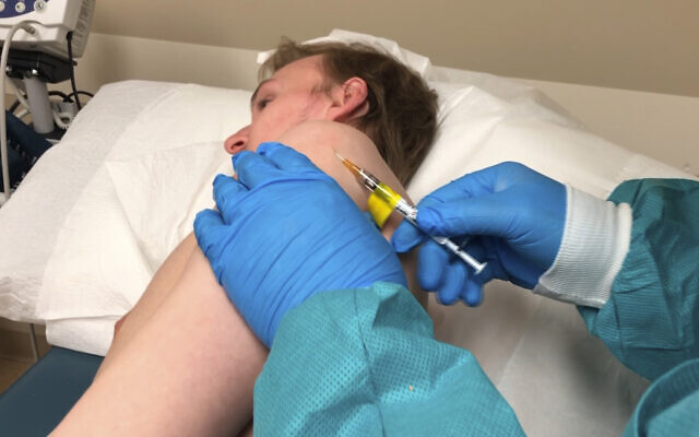 Un participant à un essai de vaccin anti-coronavirus reçoit une injection à Kansas City, dans le Missouri, le 8 avril 2020 (Crédit : Center for Pharmaceutical Research via AP) Un participant à un essai de vaccin anti-coronavirus reçoit une injection à Kansas City, dans le Missouri, le 8 avril 2020 (Crédit : Center for Pharmaceutical Research via AP)