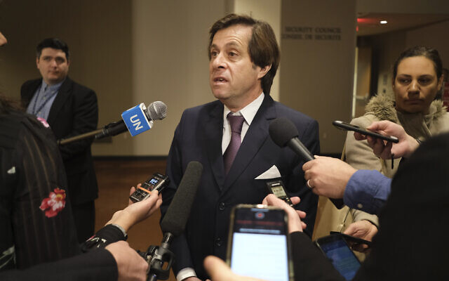 L'envoyé français à l'ONU, Nicolas de Rivière avant un conseil de sécurité au siège des Nations unies, le 3 janvier 2020. (Crédit : AP Photo/Seth Wenig) L'envoyé français à l'ONU, Nicolas de Rivière avant un conseil de sécurité au siège des Nations unies, le 3 janvier 2020. (Crédit : AP Photo/Seth Wenig)