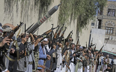 Des partisans loyaux aux rebelles houthis scandent des slogans en brandissant des armes lors d'un rassemblement visant à mobiliser plus de combattants pour le mouvement Houthi à Sanaa, au Yémen, le 25 février 2020. (Crédit : AP Photo/Hani Mohammed) Des partisans loyaux aux rebelles houthis scandent des slogans en brandissant des armes lors d'un rassemblement visant à mobiliser plus de combattants pour le mouvement Houthi à Sanaa, au Yémen, le 25 février 2020. (Crédit : AP Photo/Hani Mohammed)