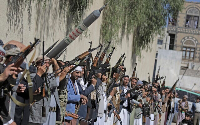 Des partisans loyaux aux rebelles houthis scandent des slogans en brandissant des armes lors d'un rassemblement visant à mobiliser plus de combattants pour le mouvement Houthi à Sanaa, au Yémen, le 25 février 2020. (Crédit : AP Photo/Hani Mohammed) Des partisans loyaux aux rebelles houthis scandent des slogans en brandissant des armes lors d'un rassemblement visant à mobiliser plus de combattants pour le mouvement Houthi à Sanaa, au Yémen, le 25 février 2020. (Crédit : AP Photo/Hani Mohammed)