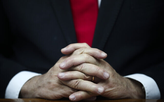 Les mains du Premier ministre Benjamin Netanyahu alors qu'il préside la réunion hebdomadaire du cabinet à Jérusalem, le 8 mars 2020 (Crédit : AP Photo/Oded Balilty, Pool)