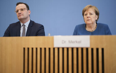 La chancelière allemande Angela Merkel, à droite, et le ministre de la Santé Jens Spahn assistent à une conférence de presse sur l'épidémie de coronavirus en Allemagne, à Berlin, le mercredi 11 mars 2020. (Crédit : AP / Markus Schreiber)