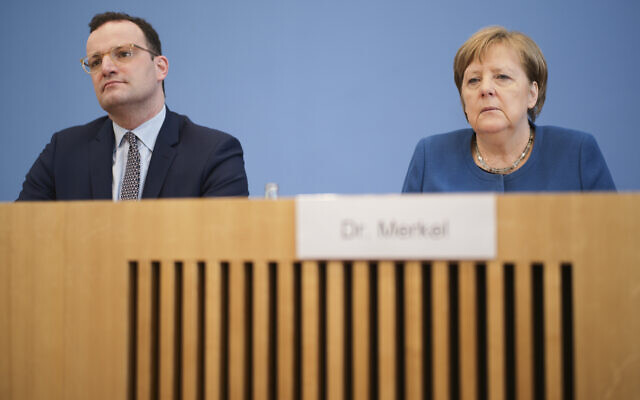 La chancelière allemande Angela Merkel, à droite, et le ministre de la Santé Jens Spahn assistent à une conférence de presse sur l'épidémie de coronavirus en Allemagne, à Berlin, le mercredi 11 mars 2020. (Crédit : AP / Markus Schreiber)