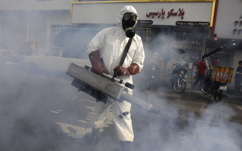 Un pompier désinfecte une place pour lutter contre le nouveau coronavirus, dans l'ouest de Téhéran, en Iran, le 13 mars 2020. (Vahid Salemi/AP) Un pompier désinfecte une place pour lutter contre le nouveau coronavirus, dans l'ouest de Téhéran, en Iran, le 13 mars 2020. (Vahid Salemi/AP)