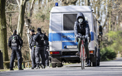 Illustration : La police allemande patrouille pour s'assurer que les réglementations relatives à la distanciation sociale sont respectées dans le cadre de la lutte contre l'épidémie de coronavirus à Berlin, en Allemagne, le lundi 23 mars 2020. (Crédit : Michael Kappeler / DPA via AP)