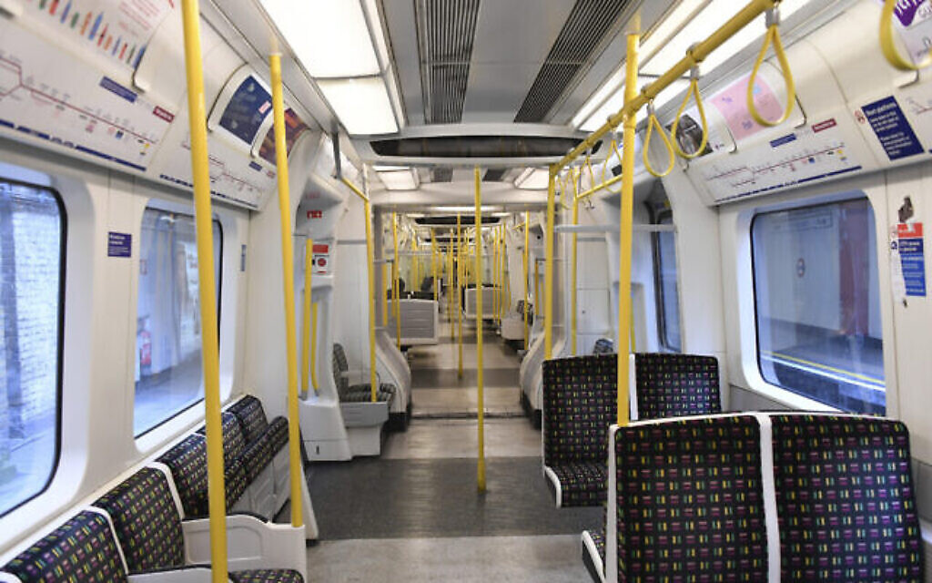 Une ligne de métro presque déserte pendant le confinement dû à la propagation du coronavirus à Londres, le 31 mars 2020 (Crédit :  AP Photo/Alberto Pezzali)