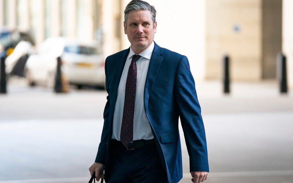 Le nouveau chef du Labour, Keir Starmer, arrive aux studios de la BBC, à Londres, le 5 avril 2020. (Crédit : Aaron Chown/PA via AP) Le nouveau chef du Labour, Keir Starmer, arrive aux studios de la BBC, à Londres, le 5 avril 2020. (Crédit : Aaron Chown/PA via AP)