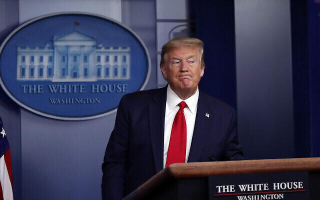 Le président Donald Trump quitte la Maison Blanche à la fin d'un briefing sur le coronavirus dans la salle de presse James Brady, le 22 avril 2020, à Washington. (Crédit : AP Photo/Alex Brandon)