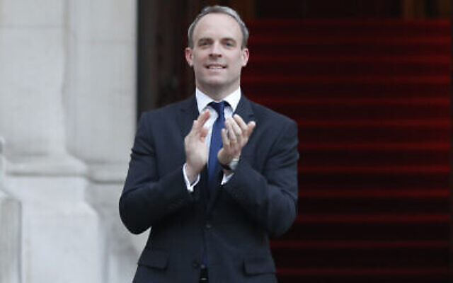 Le ministre britannique des Affaires étrangères Dominic Raab applaudit au Foreign Office à Londres lors des "Clap for our Carers" applaudissement hebdomadaires pour nos soignants, à Londres, le 23 avril 2020. (AP Photo/Frank Augstein/pool)