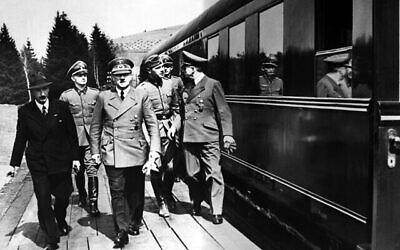Le roi Boris de Bulgarie, (en tenue civile, à gauche), avec Adolf Hitler (au centre) et Joachim Von Ribbentrop, (à droite), le 14 mai 1941. (Photo AP)