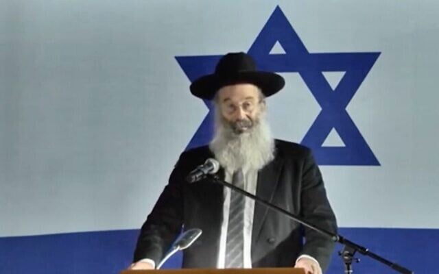 Le maire de Bnei Brak Avraham Rubinstein pendant une cérémonie de Yom HaZikaron, le 27avril 2020. (Crédit : Ynet)