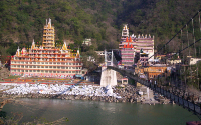 Rishikesh, capitale mondiale du yoga, vue du pont Lakshman, dans l’Himalaya. (Crédit : meg and rahul — Flickr / CC BY 2.0)