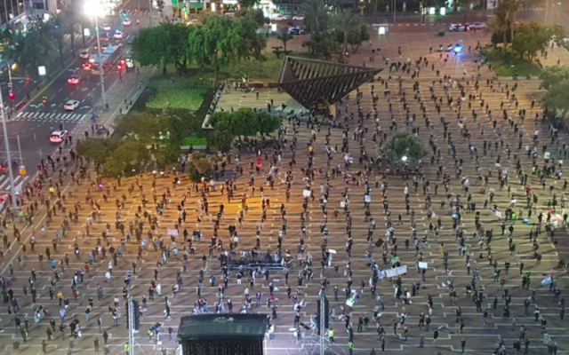 Des centaines d'Israéliens pro-démocratie et anti-Netanyahu sur la place Rabin, le 19 avril 2020. (Crédit : Josh Breiner, capture d'écran Twitter)