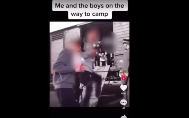 Deux lycéens du Minnesota dans une vidéo TikTok caricaturant l'Holocauste. (Capture d'écran YouTube via JTA)