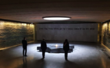 Anne Hidalgo, la maire de Paris, au mémorial de la Shoah de la capitale, le 26 avril 2020, lors de la Journée nationale du souvenir de la déportation. (Crédit : Anne Hidalgo / Twitter)