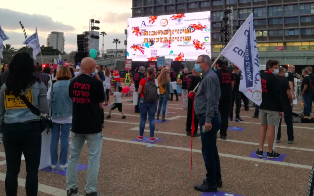 Manifestation à Tel Aviv le 30 avril 2020 pour une aide économique accrue (Crédit : capture d'écran Twitter)