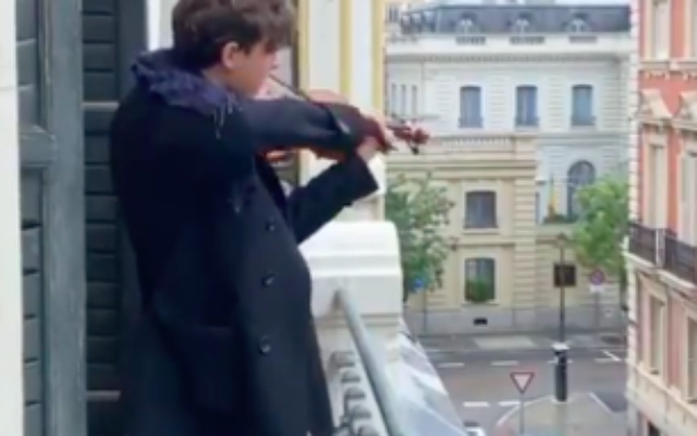 Un violoniste interprète l'hymne national israélien 'hatikva' pour ses voisins pendant la confinement à Madrid. (Capture d'écran : YouTube) Un violoniste interprète l'hymne national israélien 'hatikva' pour ses voisins pendant la confinement à Madrid. (Capture d'écran : YouTube)