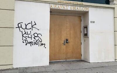 Des graffitis à la synagogue Ahavat Shalom de Los Angeles, le 7 avril 2020 (Crédit : Twitter/ADL)