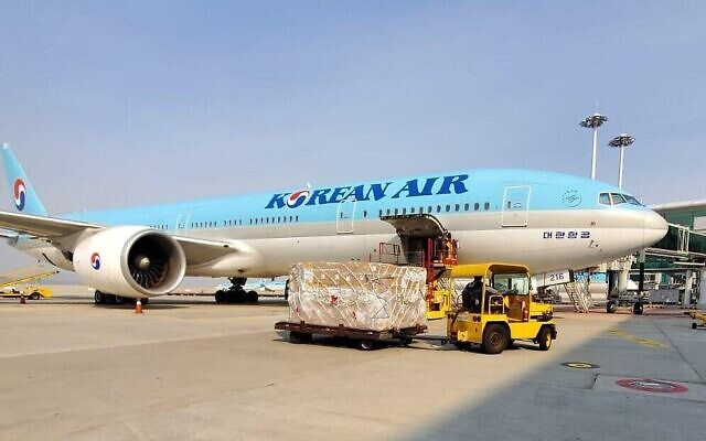 Un avion de Korean Air transportant des produits chimiques pour 100 000 tests de coronavirus arrive à l'aéroport Ben Gurion, le 15 avril 2020. (Publié avec la permission du ministère de la Défense) Un avion de Korean Air transportant des produits chimiques pour 100 000 tests de coronavirus arrive à l'aéroport Ben Gurion, le 15 avril 2020. (Publié avec la permission du ministère de la Défense)