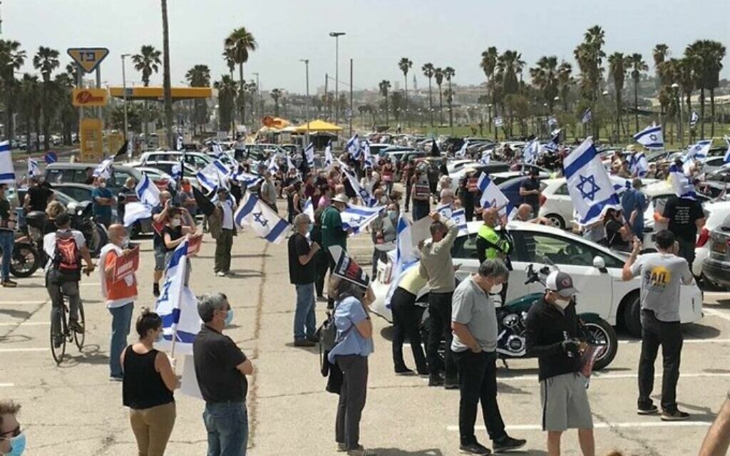 Des centaines de personnes lors d'une manifestation au delphinarium de Tel Aviv, le 24 avril 2020, contre le nouveau gouvernement et sa taille. (Crédit : @Or9uTUMESQcdtK9 / Twitter)