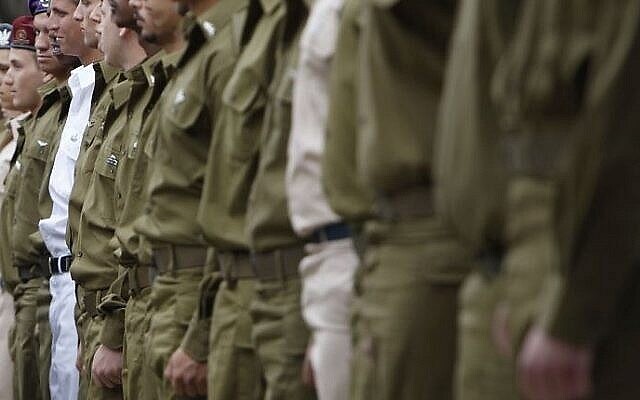 Des soldats israéliens au garde-à-vous lors d'une cérémonie. (Crédit : Miriam Alster/Flash90) Des soldats israéliens au garde-à-vous lors d'une cérémonie. (Crédit : Miriam Alster/Flash90)