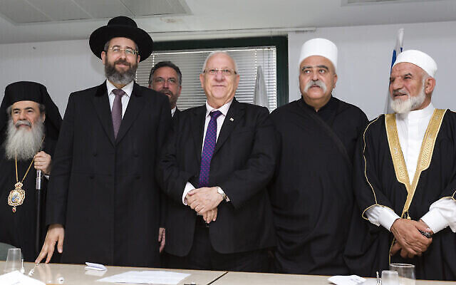 À titre d'illustration : de gauche à droite, le patriarche grec orthodoxe Theophilos III, le grand-rabbin ashkénaze Rabbi David Lau, le président Reuven Rivlin, le chef spirituel druze Sheikh Muafek Tarif et le dirigeant de l'Union des imams d'Israël Sheikh Muhammad Kiwan, lors d'une rencontre dans les bureaux du grand-rabbinat à Jérusalem, le 9 juillet 2014. (Crédit : Flash90) À titre d'illustration : de gauche à droite, le patriarche grec orthodoxe Theophilos III, le grand-rabbin ashkénaze Rabbi David Lau, le président Reuven Rivlin, le chef spirituel druze Sheikh Muafek Tarif et le dirigeant de l'Union des imams d'Israël Sheikh Muhammad Kiwan, lors d'une rencontre dans les bureaux du grand-rabbinat à Jérusalem, le 9 juillet 2014. (Crédit : Flash90)