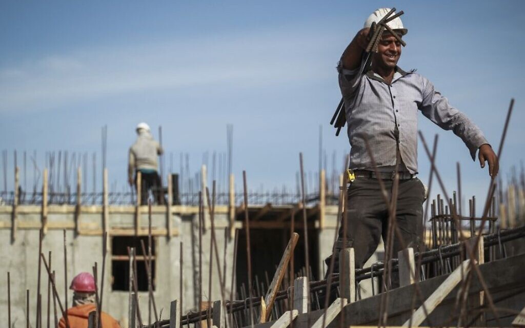 Des ouvriers palestiniens sur un chantier de construction de nouvelles résidences d'appartement dans le quartier juif de Har Homa, à Jérusalem-Est, le 28 octobre 2014 (Crédit : Hadas Parush/Flash90) Des ouvriers palestiniens sur un chantier de construction de nouvelles résidences d'appartement dans le quartier juif de Har Homa, à Jérusalem-Est, le 28 octobre 2014 (Crédit : Hadas Parush/Flash90)