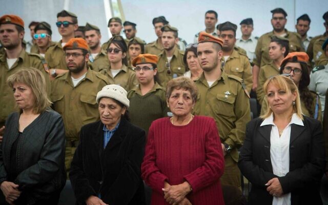 Des soldats de l'armée israélienne et des familles endeuillées se recueillent lors d'une cérémonie organisée le 21 avril 2015 au mémorial Yad Labanim à Jérusalem, à l'occasion de Yom HaZikaron, qui commémore les soldats israéliens tombés au combat et les victimes du terrorisme. (Miriam Alster/Flash90)