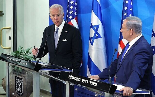 Le Premier ministre israélien Benjamin Netanyahu, (à droite), lors d'une conférence de presse conjointe avec le vice-président des États-Unis Joe Biden au bureau du Premier ministre à Jérusalem, le 9 mars 2016. (Amit Shabi/POOL)