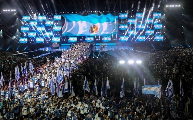 Les athlètes juifs participent aux 20è Maccabiades en brandissant leur drapeau national lors de la cérémonie d'ouverture de l'événement à Jérusalem, le 6 juillet 2017 (Crédit : Yonatan Sindel/Flash90) Les athlètes juifs participent aux 20è Maccabiades en brandissant leur drapeau national lors de la cérémonie d'ouverture de l'événement à Jérusalem, le 6 juillet 2017 (Crédit : Yonatan Sindel/Flash90)