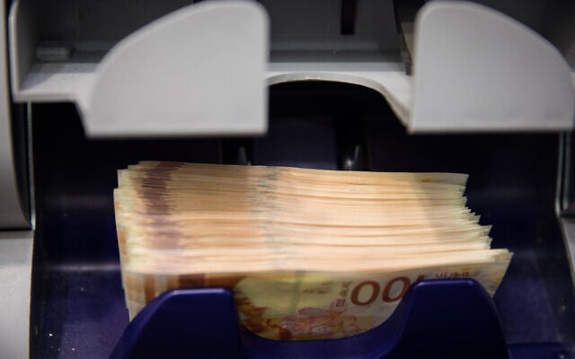 Photo illustrative de billets de 100 shekels israéliens, 31 décembre 2017. (Nati Shohat/Flash90)