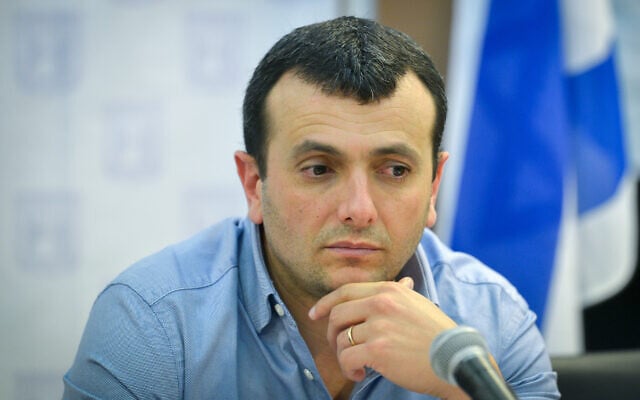 Le directeur général du ministère des Finances, Shai Babad, à une conférence de presse au ministère des Finances à Jérusalem le 4 janvier 2018. (Crédit : Yonatan Sindel/Flash90)