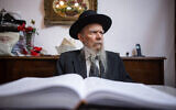 Le Rabbi Gershon Edelstein, directeur de la yeshiva Ponovitz, chez lui après avoir allumé les bougies le quatrième soir de Hanoukkah, à Bnei Brak, le 5 décembre 2018. (Crédit : Aharon Krohn/Flash90)