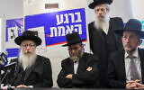 Le ministre de la Santé Yaakov Litzman, à gauche, lors de l'ouverture d'un événement de campagne électorale du parti YaHadout HaTorah à Bnei Brak, le 30 mai 2019 (Crédit : Flash90)
